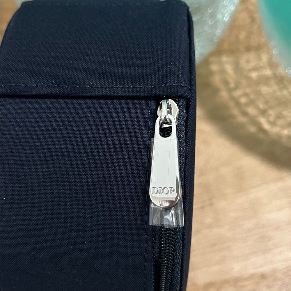 VANITY DIOR BLACK ZIPPERED CASE WITH MIRROR & 2 COMPLIMENTARY SAMPLE PARFUM-NIB - Picture 3 of 7